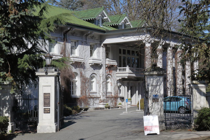 Illustration for article titled Pics from the Curbside: 2018-03-11 to Bessborough Armoury